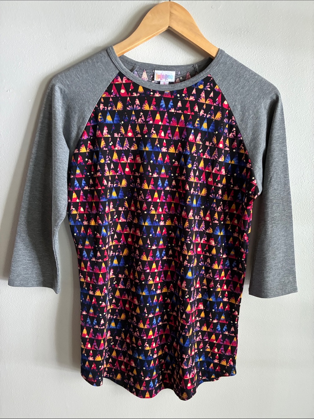 LuLaRoe Randy Top Small Geometric Floral Print Gray 3/4 Sleeve Raglan